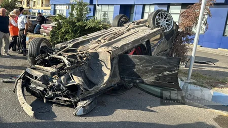 Sumqayıtda BMW üç avtomobilə çırpılaraq aşıb, xəsarət alanlar var