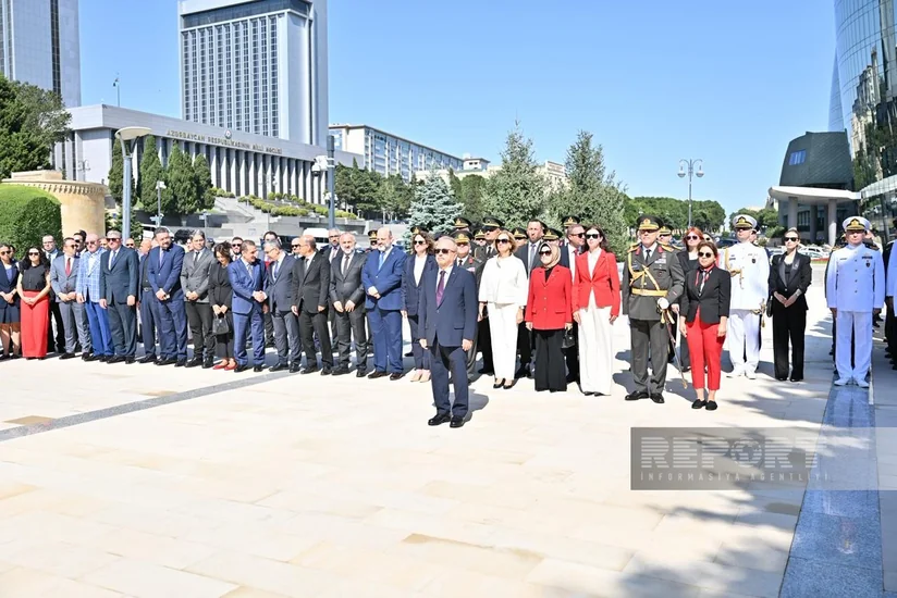 Turkish Martyrs' Memorial in Baku visited on Türkiye's Victory Day