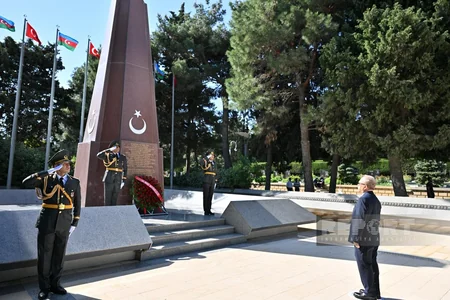 Türkiyənin Zəfər Bayramı münasibətilə Bakıda Türk şəhidliyi ziyarət edilib