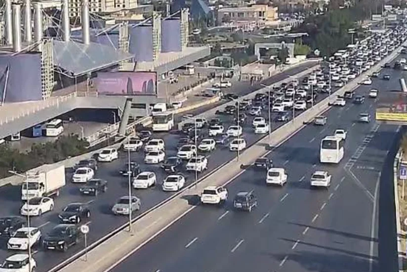 Bakının bir sıra yollarında nəqliyyatın sıxlığı müşahidə olunur