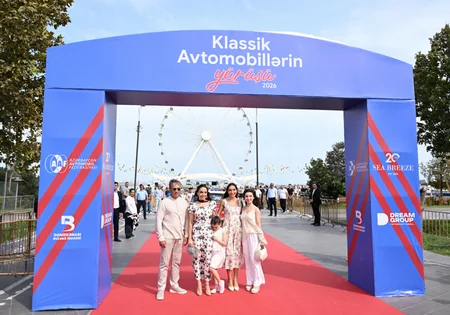 Leyla Əliyeva ilə Arzu Əliyeva klassik avtomobillərin yürüş və sərgisini izləyiblər