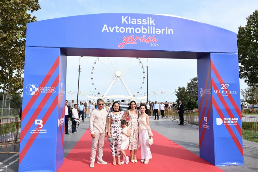 Leyla Əliyeva ilə Arzu Əliyeva klassik avtomobillərin yürüş və sərgisini izləyiblər