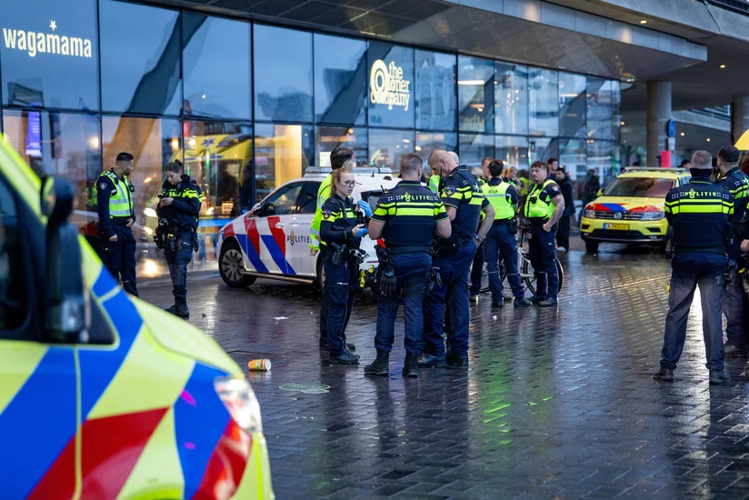 Amsterdamda naməlum şəxs yoldan keçənlərə bıçaqla hücum edib, xəsarət alanlar var