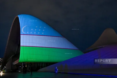 Heydər Əliyev Mərkəzi Özbəkistan bayrağının rəngləri ilə işıqlandırılıb