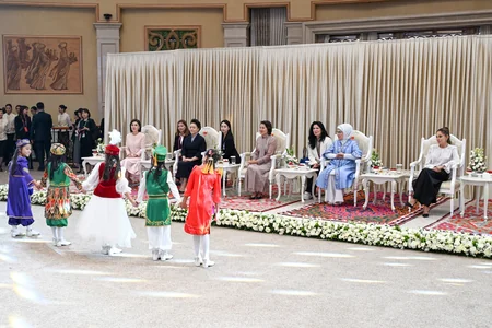 First Lady Mehriban Aliyeva views exhibition of handicrafts by masters of decorative and applied arts in Bishkek