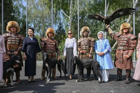 First Lady Mehriban Aliyeva views exhibition of handicrafts by masters of decorative and applied arts in Bishkek