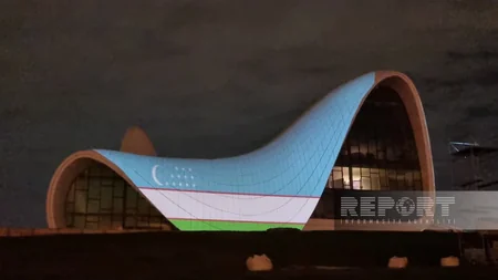 Heydər Əliyev Mərkəzi Özbəkistan bayrağının rəngləri ilə işıqlandırılıb