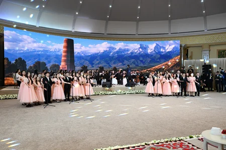 First Lady Mehriban Aliyeva views exhibition of handicrafts by masters of decorative and applied arts in Bishkek