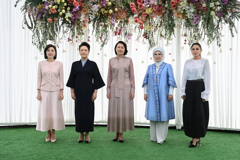 Mehriban Əliyeva Bişkekdə dekorativ-tətbiqi sənət ustalarının əl işlərindən ibarət sərgi ilə tanış olub