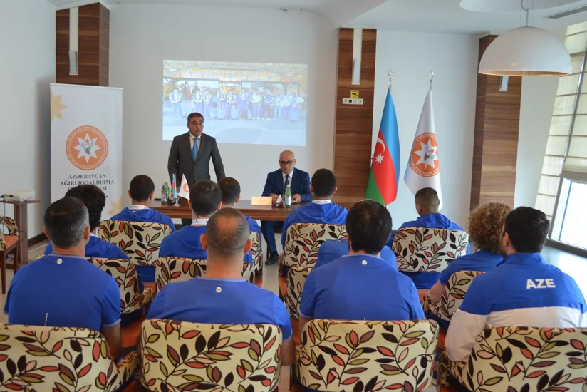 Avropa birinciliyində 15 medal qazanmış ağırlıqqaldıranlarla görüş keçirilib