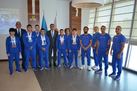 Avropa birinciliyində 15 medal qazanmış ağırlıqqaldıranlarla görüş keçirilib