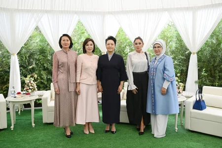 First Lady Mehriban Aliyeva views exhibition of handicrafts by masters of decorative and applied arts in Bishkek