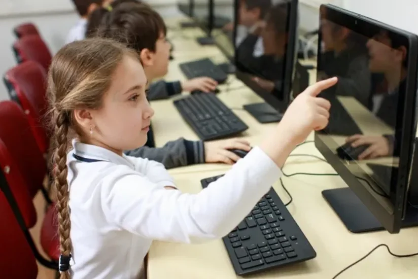 Azərbaycanda məktəblərdə kompüterlərin sayı 30 %-ə yaxın artıb
