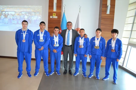 Avropa birinciliyində 15 medal qazanmış ağırlıqqaldıranlarla görüş keçirilib