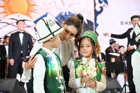 First Lady Mehriban Aliyeva views exhibition of handicrafts by masters of decorative and applied arts in Bishkek