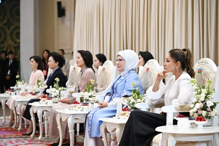First Lady Mehriban Aliyeva views exhibition of handicrafts by masters of decorative and applied arts in Bishkek