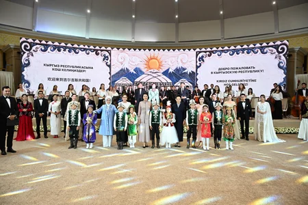 First Lady Mehriban Aliyeva views exhibition of handicrafts by masters of decorative and applied arts in Bishkek