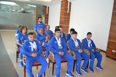Avropa birinciliyində 15 medal qazanmış ağırlıqqaldıranlarla görüş keçirilib
