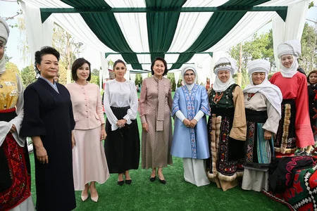 First Lady Mehriban Aliyeva views exhibition of handicrafts by masters of decorative and applied arts in Bishkek
