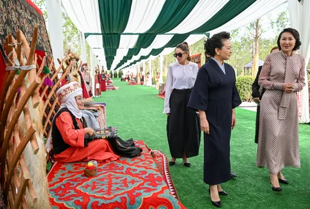 First Lady Mehriban Aliyeva views exhibition of handicrafts by masters of decorative and applied arts in Bishkek