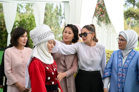 First Lady Mehriban Aliyeva views exhibition of handicrafts by masters of decorative and applied arts in Bishkek