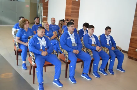 Avropa birinciliyində 15 medal qazanmış ağırlıqqaldıranlarla görüş keçirilib