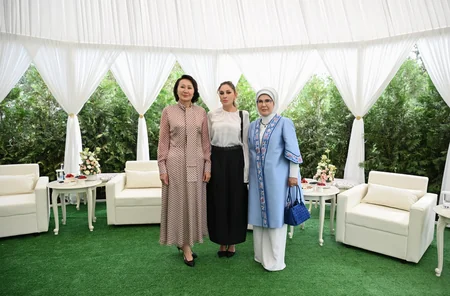 First Lady Mehriban Aliyeva views exhibition of handicrafts by masters of decorative and applied arts in Bishkek