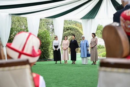First Lady Mehriban Aliyeva views exhibition of handicrafts by masters of decorative and applied arts in Bishkek