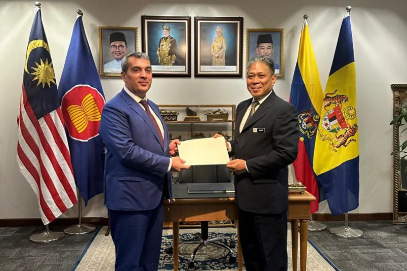 Khazar Farhadov presents copies of credentials to Malaysia's chief of diplomatic protocol