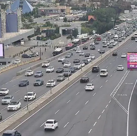 Bakının bir sıra yollarında nəqliyyatın sıxlığı müşahidə olunur