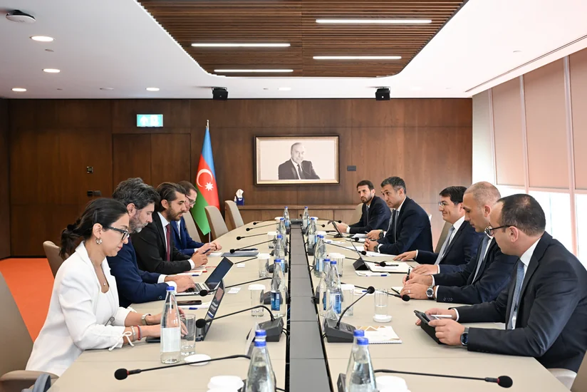 Azerbaijan, Santander Bank discuss financing investment projects