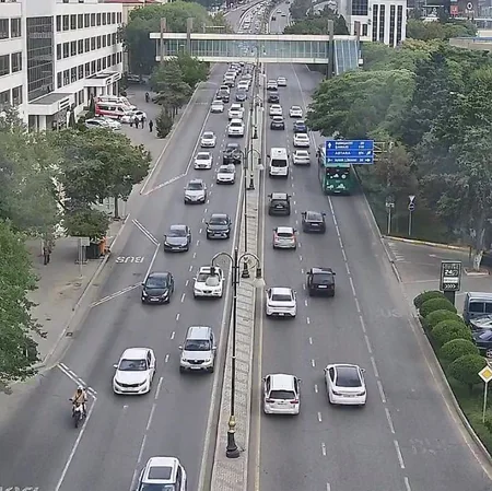 Bakının bir sıra yollarında nəqliyyatın sıxlığı müşahidə olunur