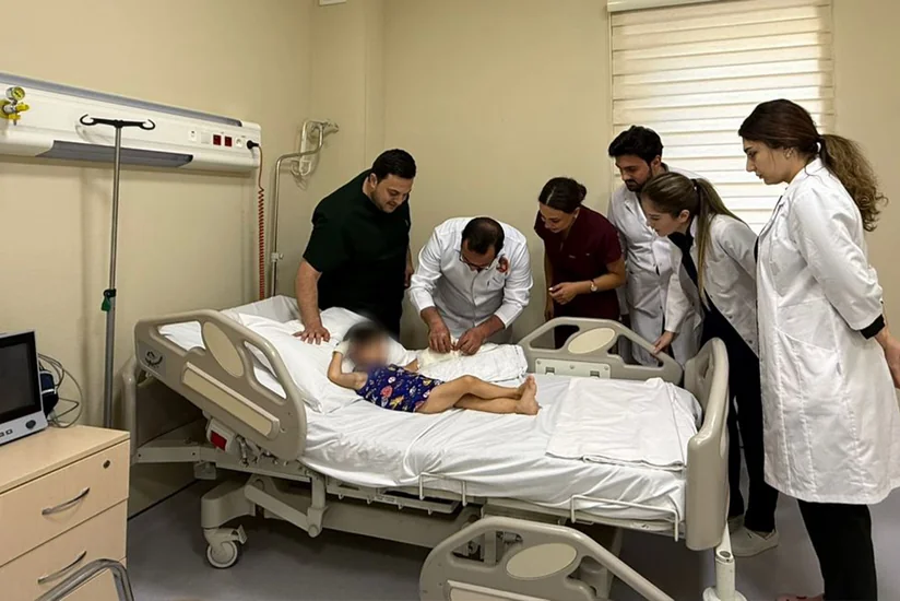 Azərbaycanda azyaşlı uşağın ət maşınında qalan əli 8 saatlıq mikrocərrahi əməliyyatla bərpa edilib