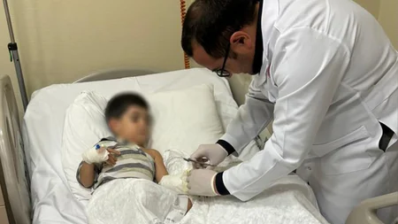 Azərbaycanda azyaşlı uşağın ət maşınında qalan əli 8 saatlıq mikrocərrahi əməliyyatla bərpa edilib
