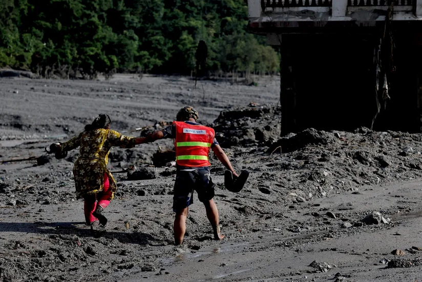В Непале двух человек нашли живыми спустя девять дней после схода оползня