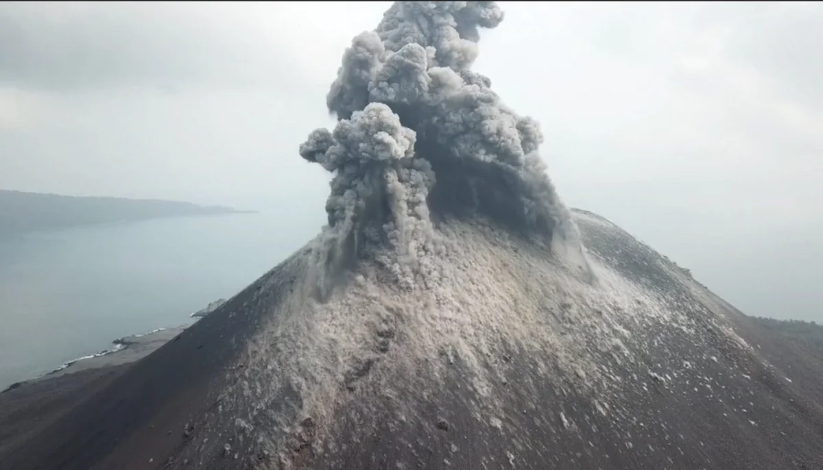 Indonesia's Anak Krakatau continues to erupt