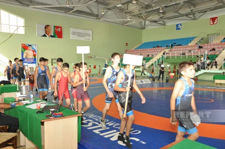 Biləsuvarda şəhidlərin xatirəsinə həsr olunmuş güləş üzrə region birinciliyi keçirilib