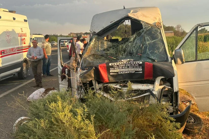 Türkiyədə mikroavtobus su kanalına aşıb, 15 nəfər xəsarət alıb