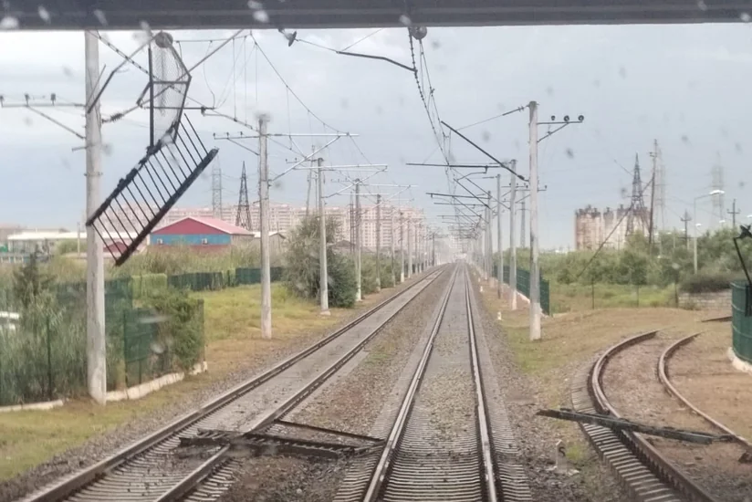 Zabratda güclü külək avtomobil körpüsünün məhəccərlərini dəmir yolunun üstünə salıb