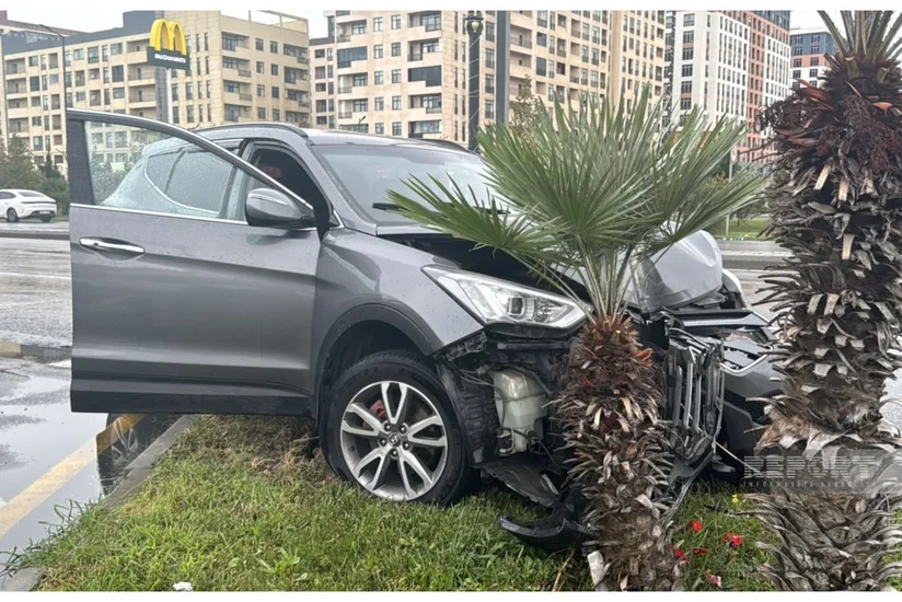 Sumqayıtda avtomobil işıq dirəyini aşırıb