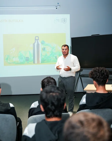 Bakı İqlim Həftəsi çərçivəsində Neftçinin U-16 komandası üçün seminar keçirilib