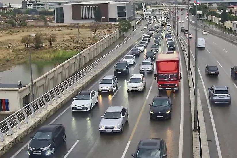 Bakıda yağışlı havada tıxac olan yollar açıqlanıb