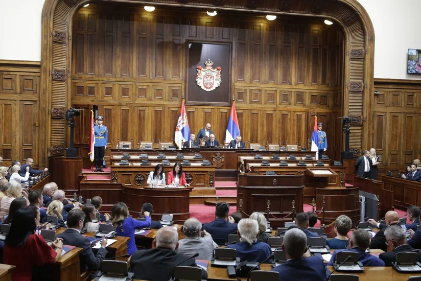 Serbiya parlamenti buraxılıb