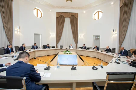 China Energy International Groupla Xəzərdə külək enerjisi əməkdaşlığının inkişafı müzakirə edilib