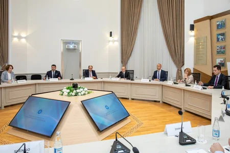 China Energy International Groupla Xəzərdə külək enerjisi əməkdaşlığının inkişafı müzakirə edilib