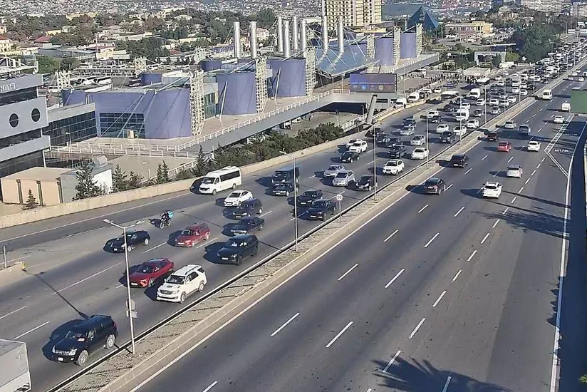 Paytaxtın bəzi yollarında nəqliyyatın sıxlığı yaranıb