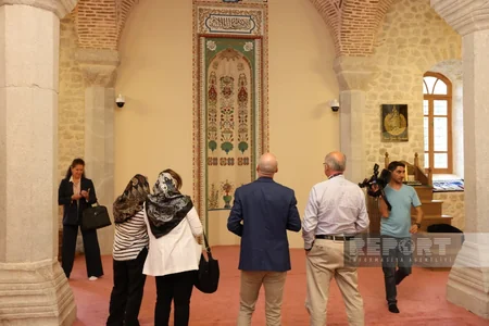 Müsəlman ölkələrindən olan diplomatlar Yuxarı Gövhər Ağa məscidində namaz qılıblar
