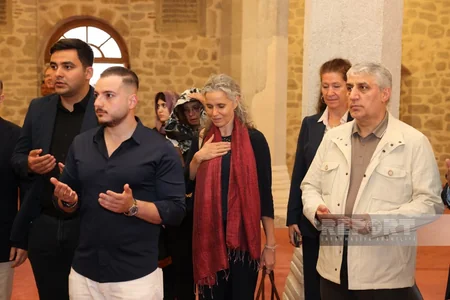 Müsəlman ölkələrindən olan diplomatlar Yuxarı Gövhər Ağa məscidində namaz qılıblar