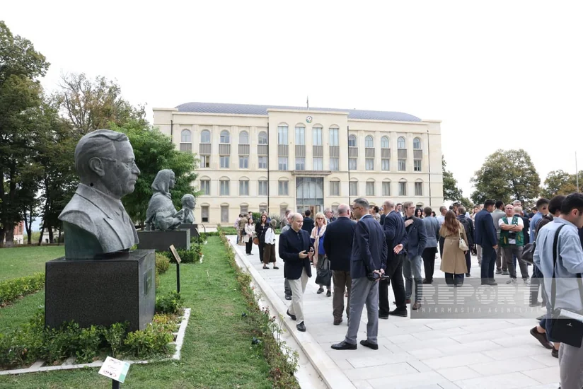Diplomatik korpus Şuşada Natəvan, Bülbül və Üzeyir Hacıbəylinin büstlərinə baxış keçiriblər