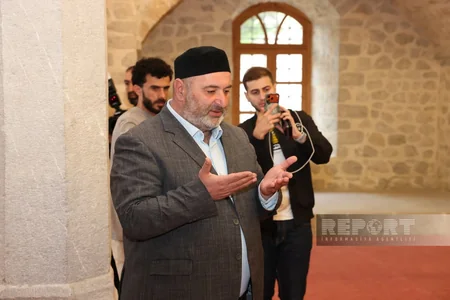 Müsəlman ölkələrindən olan diplomatlar Yuxarı Gövhər Ağa məscidində namaz qılıblar
